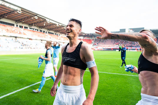 2 Malmö FFs Markus Rosenberg och tackar publiken
