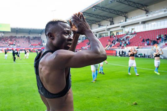 2 Malmö FFs Bonke Innocent jublar och tackar publiken
