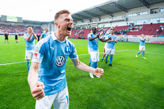 2 Malmö FFs Anders Christiansen jublar och tackar publiken