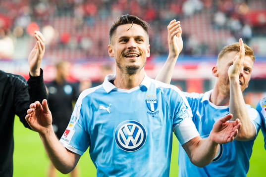 2 Malmö FFs Markus Rosenberg jublar och tackar publiken