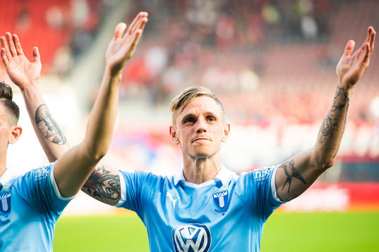 2 Malmö FFs Sören Rieks jublar och tackar publiken