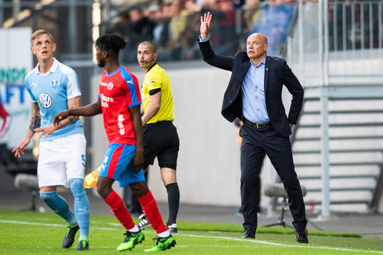 2 Malmö FFs tränare Uwe Rösler gestikulerar