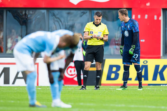 2 Domare Bojan Pandzic och Malmö FFs målvakt Johan Dahlin