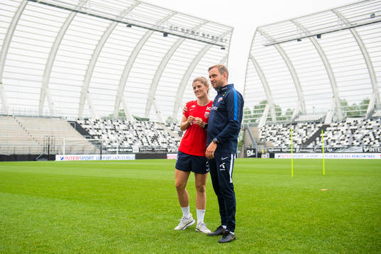 Maren Nævdal Mjelde of Norway and Martin Sjögren, head