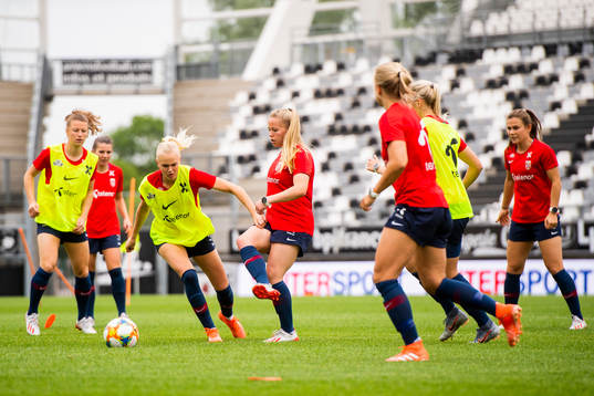 Karina Sævik and Therese Sessy Åsland of Norway