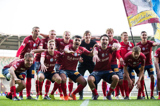 Örgryte jublar framför klacken