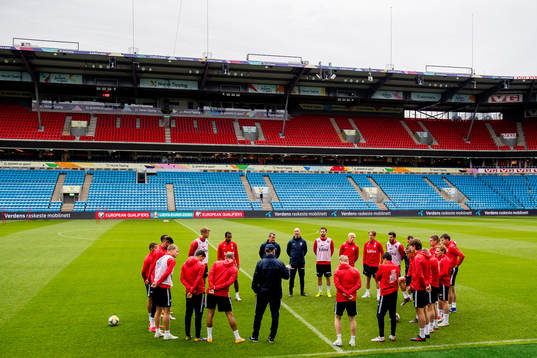 Players of Norway gather in a circle