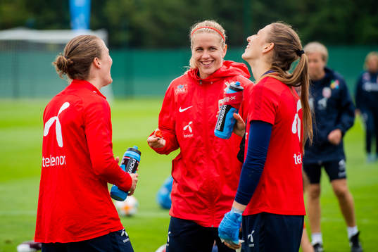 Isabell Lehn Herlovsen, Elise Hove Thorsnes and goalkeeper