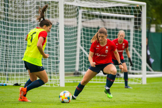 Cecilie Redisch Kvamme and Maren Nævdal Mjelde of Norway