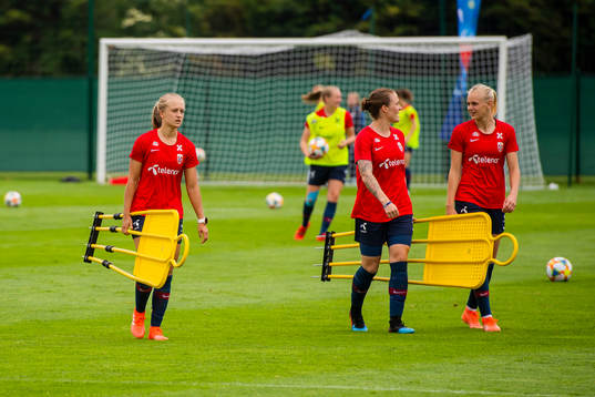 Amalie Vevle Eikeland, Isabell Lehn Herlovsen and Karina