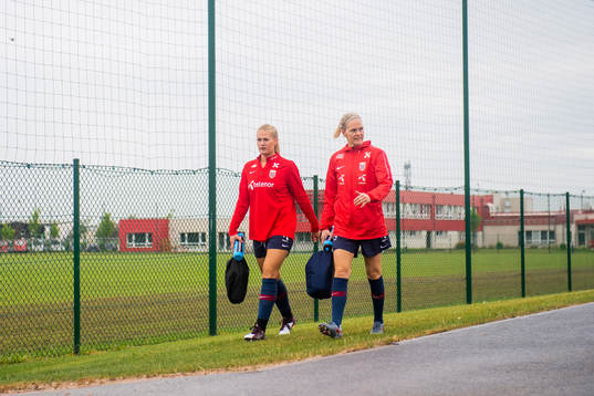 Lisa-Marie Karlseng Utland and goalkeeper Ingrid Hjelmseth