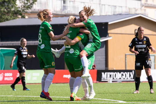 Hammarbys Louise Lillbäck jublar med lagkamrater