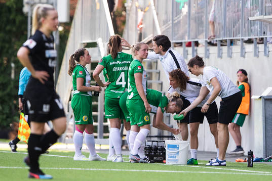 Hammarbys spelare dricker och sköljer ansiktet i vatten