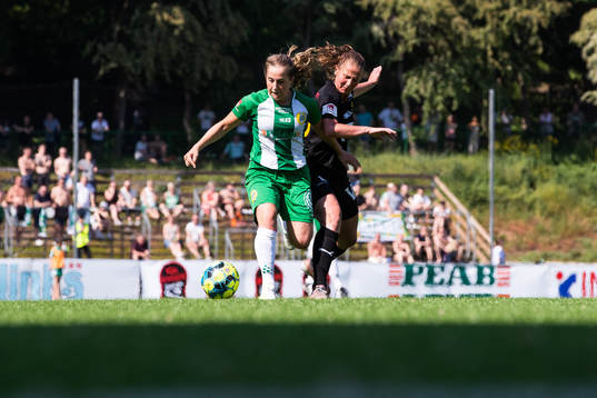 Hammarbys Felicia Saving och Umeås Olivia Holm i kamp om