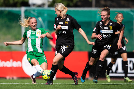 Hammarbys Astrid Larsson skjuter mot täckande Umeås Sanna