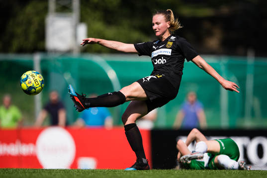 Umeås Rachel Bloznalis rensar undan bollen