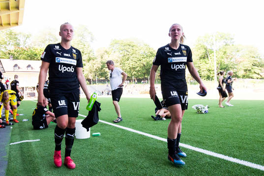 Umeås Wilma Carlsson och Rachel Bloznalis deppar