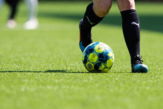 En fotboll och två fötter