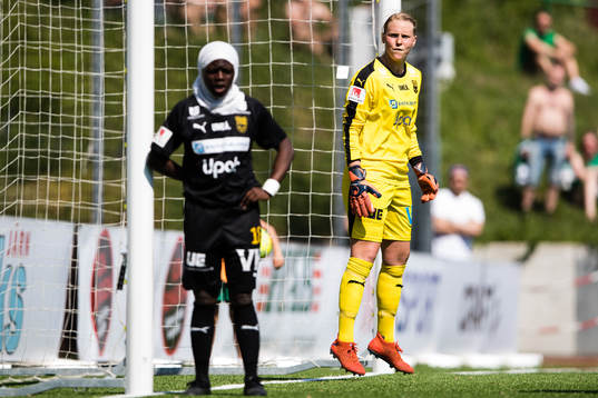 Umeås Zabibu Nduwimana och målvakt Agnes Granberg