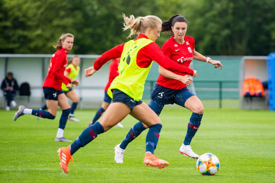 Amalie Vevle Eikeland and Ingrid Syrstad Engen of Norway