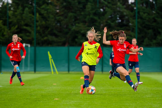 Amalie Vevle Eikeland and Emilie Bosshard Haavi of Norway
