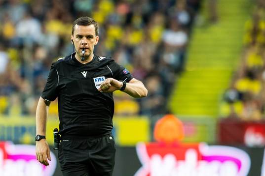 Referee Rob Harvey
