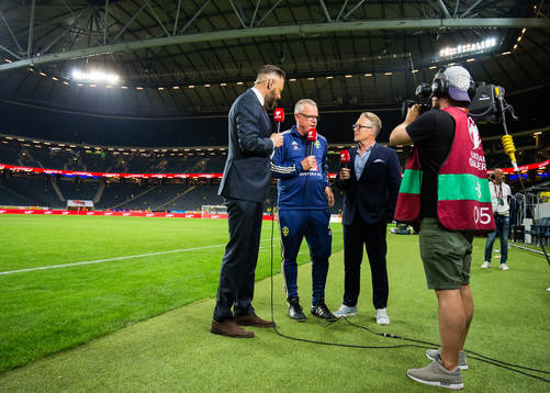 Head coach Janne Andersson of Sweden (m) is interviewed by