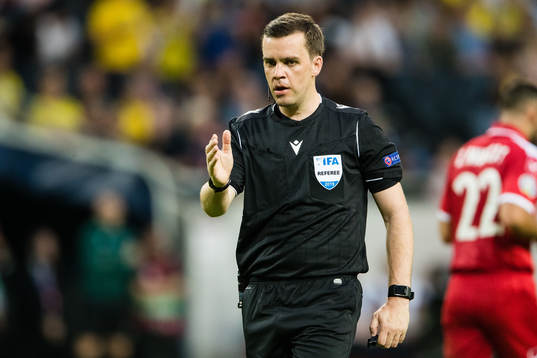 Referee Rob Harvey