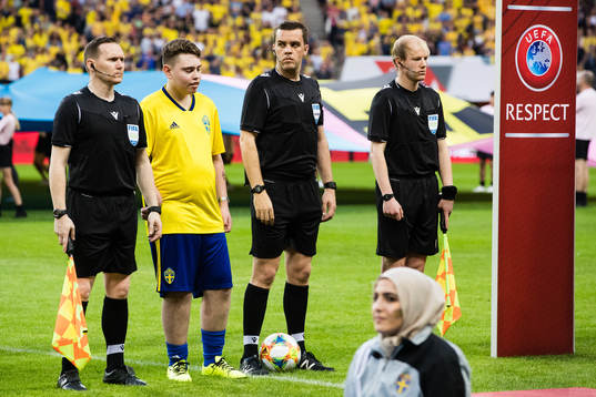 A boy from the "Min stora dag"- foundation stands with the