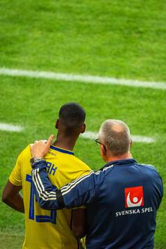 Alexander Isak and head coach Janne Andersson of Sweden