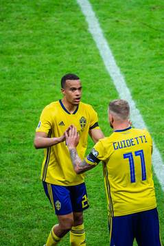 Robin Quaison changes with John Guidetti of Sweden