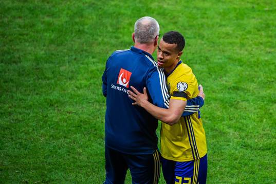 Head coach Janne Andersson and Robin Quaison of Sweden