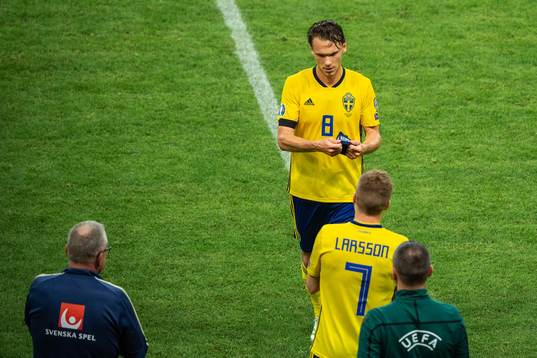 Albin Ekdal changes with Sebastian Larsson of Sweden