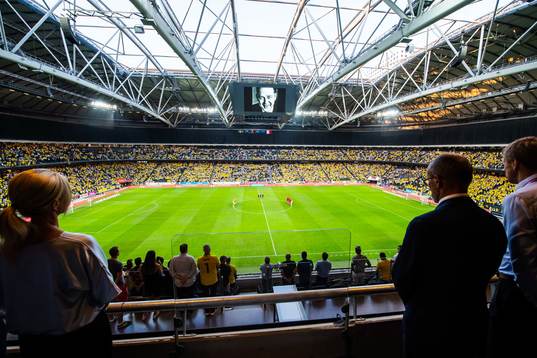 A silent minute to honor former UEFA president Lennart