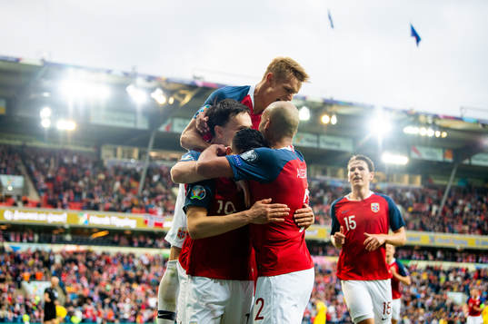 Tarik Elyounoussi of Norway celebrates with his teammates