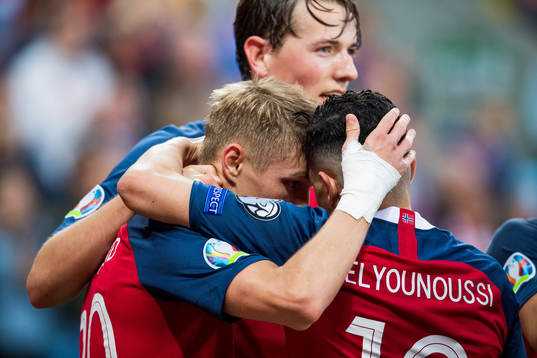 Martin Ødegaard of Norway celebrates with teammates