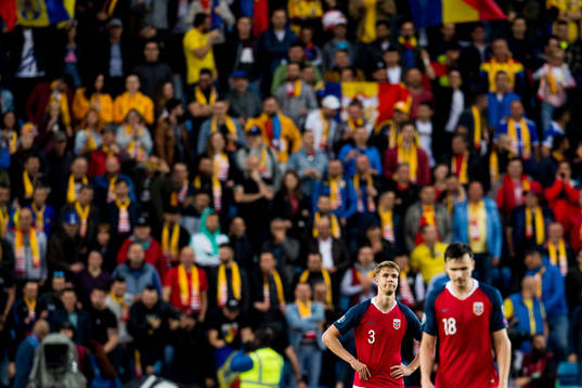 Kristoffer Ajer and Ole Kristian Selnæs look dejected