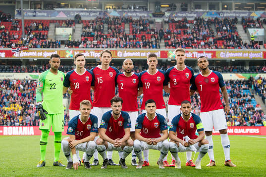 Goalkeeper Sten Grytebust (2nd row), Ole Kristian Selnæs,