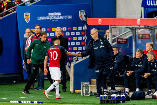 Tarik Elyounoussi and Lars Lagerbäck, head coach of Norway