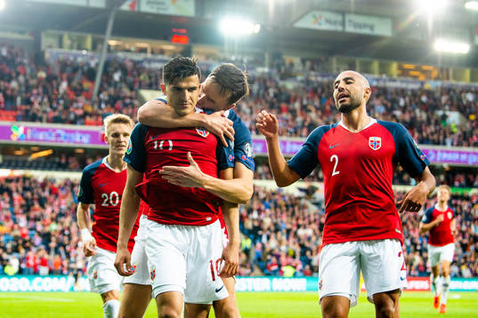 Tarik Elyounoussi of Norway celebrates with his teammates