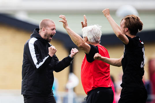 Hittarps tränare Anders Schönberg  jublar