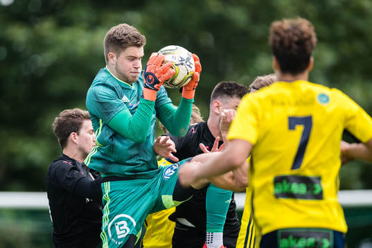 Ängelholms målvakt Robin Streifert räddar