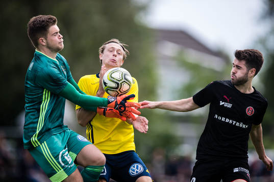 Ängelholms målvakt Robin Streifert räddar