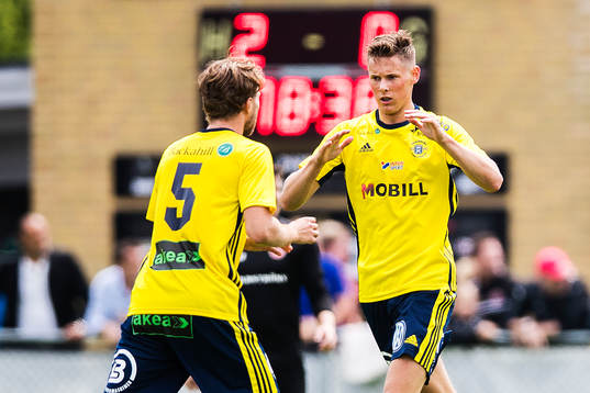 Ängelholms Philip Comnell jublar