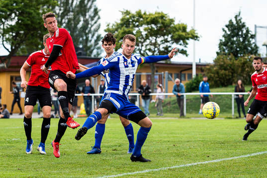 Limhamn Bunkeflos Jonathan Roos skjuter