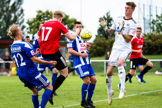 Limhamn Bunkeflos Max Forslund och Tomelillas målvakt