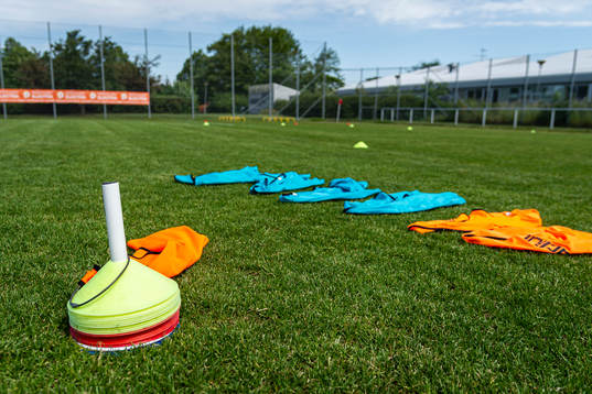 Träningsredskap på fotbollsplanen