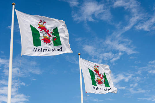 Flaggor med Malmö Stads logotype på
