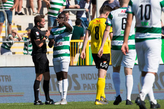 Västerås Ravy Tsouka Dozi och domaren Joakim Östling