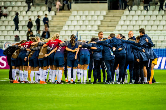 Martin Sjögren, head coach of Norway, with the team and